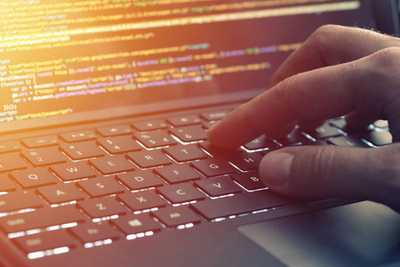 程序员的职业-人编写编程代码上笔记本电脑 c