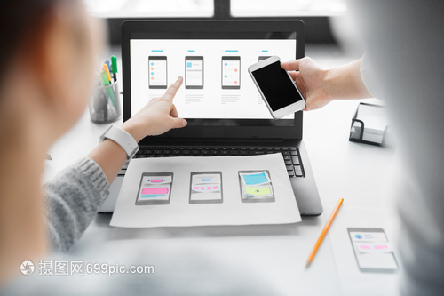 应用程序,技术商业网页师开发人员与笔记本电脑智能手机工作的用户界布局办公室网页师智能手机用户界